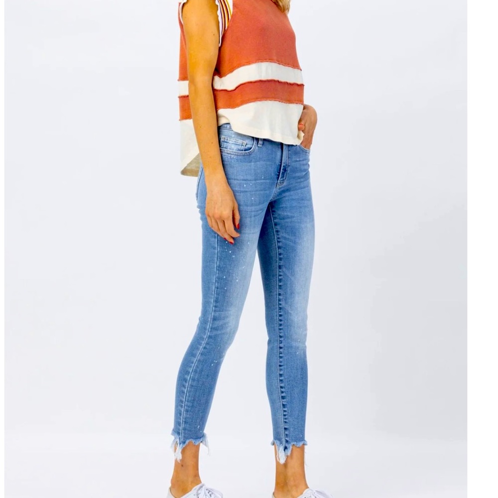 JUDY BLUE Mid-Rise Bleach Splash Shark Bite Hem Skinny Jeans Size 5/27 New!